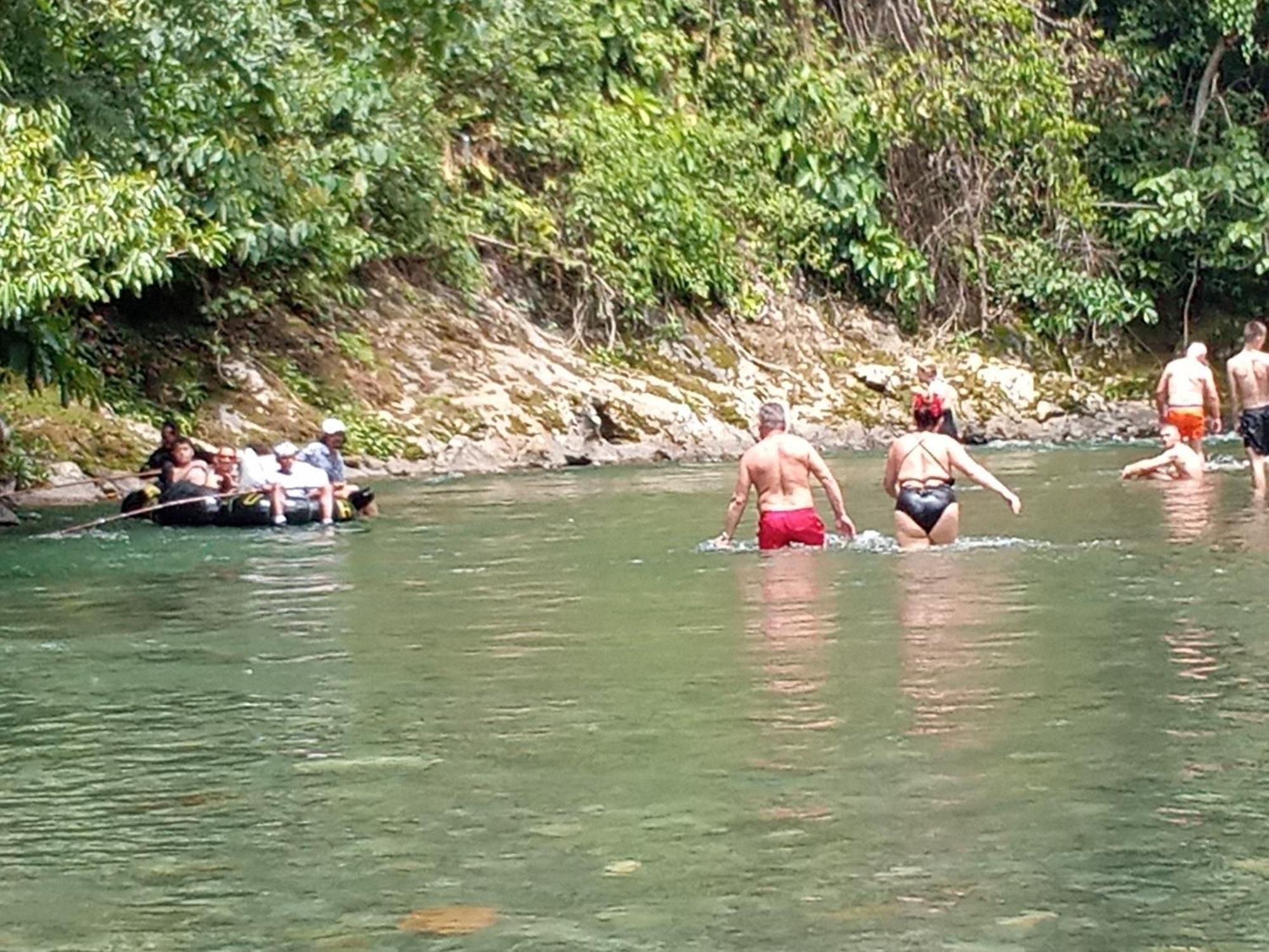 Jungle treking Vandrerhjem Bukit Lawang Eksteriør bilde